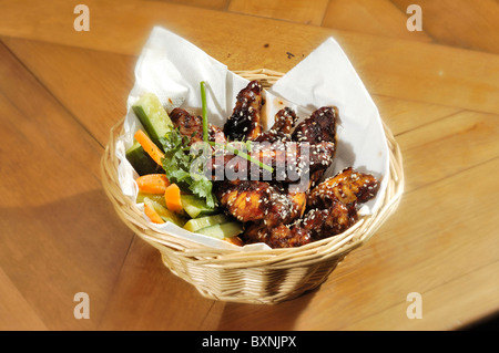 Ailes de poulet avec légumes grillés Banque D'Images