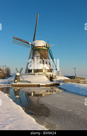 La glace d'un moulin le long d'une journée d'hiver de paysage hollandais Banque D'Images