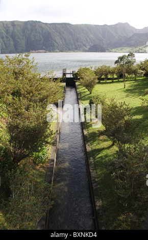 Le lac des Sept villes est un lac situé dans un cratère énorme sur l'archipel portugais des Açores. Banque D'Images