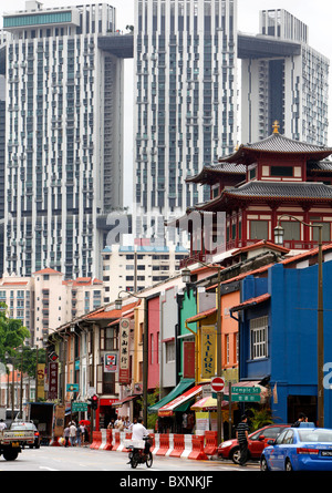 Singapour : Buddha Tooth Relic Temple (au milieu à droite) dans la région de China Town Banque D'Images