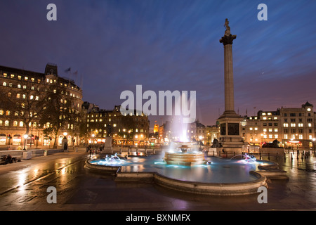 Crépuscule à Trafalgar Square, Londres, UK Banque D'Images