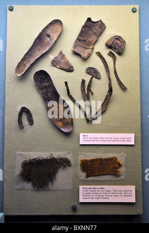 Conserves de produits en cuir, le Mary Rose Museum. Portsmouth Historic Dockyard, Hampshire, Angleterre, Royaume-Uni Banque D'Images