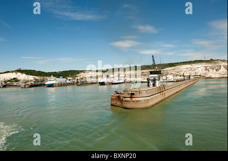 Mur du port et les falaises blanches de Douvres Banque D'Images