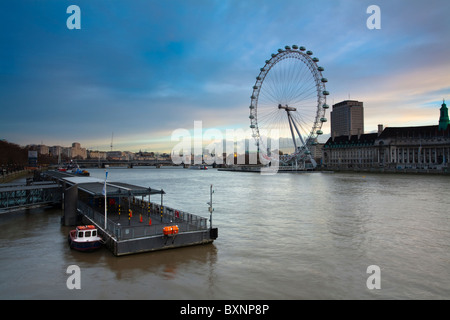 L'aube d'hiver sur la Tamise de Westminster Bridge en regardant vers le London Eye et South Bank, Londres, UK Banque D'Images