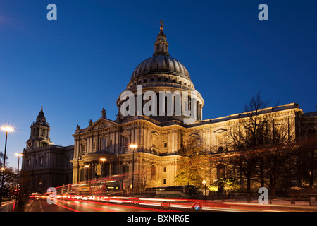 Crépuscule au St Paul's Cathedral, London, UK Banque D'Images