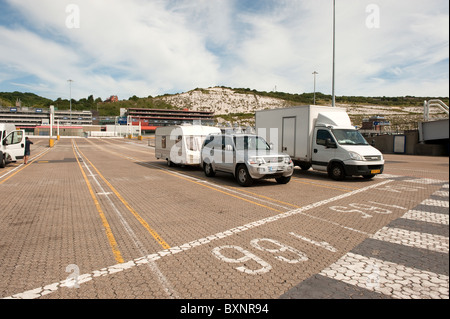 Location voiture et caravane véhicules n'attendent à des ferry de Douvres Banque D'Images