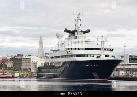 Le yacht Octopus, administré par Paul Allen dans port de Reykjavik Banque D'Images