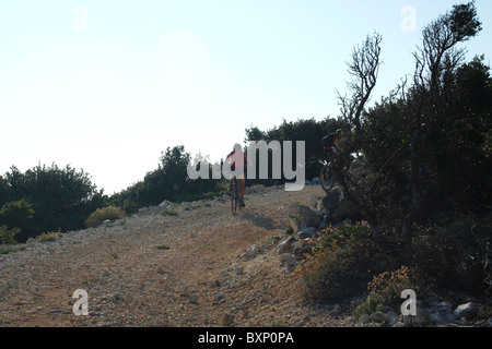 Les cyclistes sur une route de gravier menant au mont Osorscica, Croatie Banque D'Images