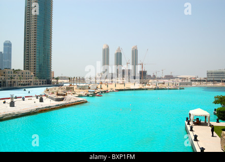 Les travaux de génie civil, en proximité du centre-ville de Dubaï Burj Dubai (Burj Khalifa) gratte-ciel et lac artificiel avec des fontaines dansantes Banque D'Images