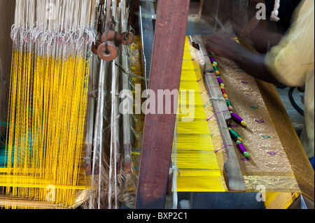 Métier à tisser à la main faisant un sari en soie indienne dans un chalet. L'Andhra Pradesh, Inde Banque D'Images