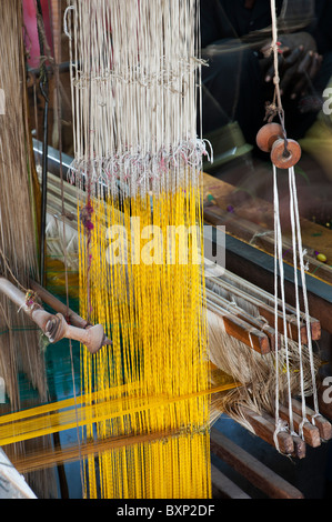 Métier à tisser à la main faisant un sari en soie indienne dans un chalet. L'Andhra Pradesh, Inde Banque D'Images