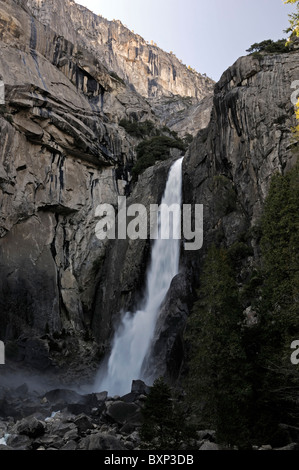 Chutes d'eau de yosemite inférieur en bas de la vallée du parc national section California USA Banque D'Images