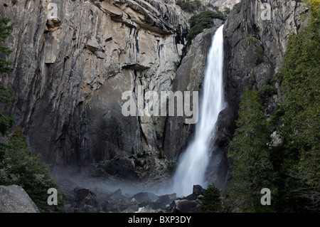 Chutes d'eau de yosemite inférieur en bas de la vallée du parc national section California USA Banque D'Images