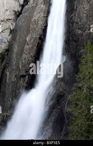 Chutes d'eau de yosemite inférieur en bas de la vallée du parc national section California USA Banque D'Images