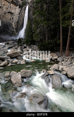 Chutes d'eau de yosemite inférieur en bas de la vallée du parc national section California USA Banque D'Images