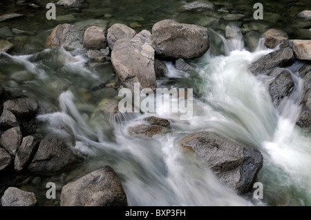 Rivière qui coule en aval des chutes d'eau de yosemite inférieur en bas de la vallée du parc national section California USA Banque D'Images