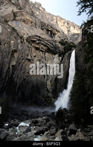 Chutes d'eau de yosemite inférieur en bas de la vallée du parc national section California USA Banque D'Images