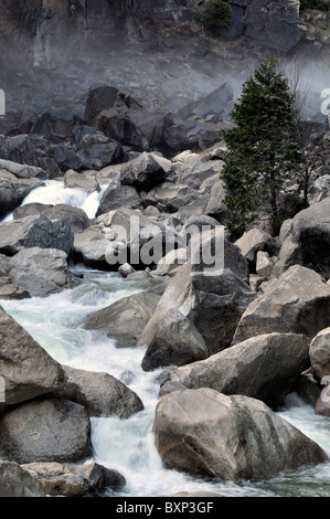 Rivière qui coule en aval des chutes d'eau de yosemite inférieur en bas de la vallée du parc national section California USA Banque D'Images