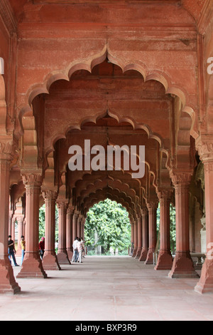 Vue à travers les arcades de grès rouge dans l'Diwn-i-Am Hall de l'auditoire, au Fort Rouge, Lal Qila, Delhi, Inde du Nord Banque D'Images