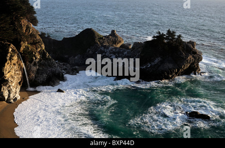 Cascade McWay falls tomber dans ocean Julia Pfeiffer Burns State Park Pacific Highway One 1 Californie côte de Big Sur Banque D'Images