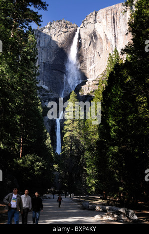 Supérieure et inférieure de Yosemite Yosemite Falls Cascade Yosemite National Park California USA les touristes à pied de viewpoint Banque D'Images