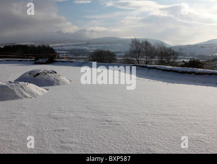 Congelés, étang couvert de neige dans la région de Cumbria. Banque D'Images