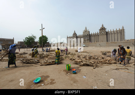 Rassemblement des femmes peules au feu de bois en face de la Grande Mosquée de Djenné, Mali Banque D'Images