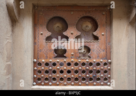 Le style traditionnel marocain fenêtre d'une maison en brique de boue dans la région de Djenné, Mali Banque D'Images