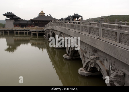 À l'entrée du pont, Fu de grotte, Grotte de la crête de nuage, bouddhiste, sculptures en pierre de la période des Wei du Nord, Datong, Chine Banque D'Images