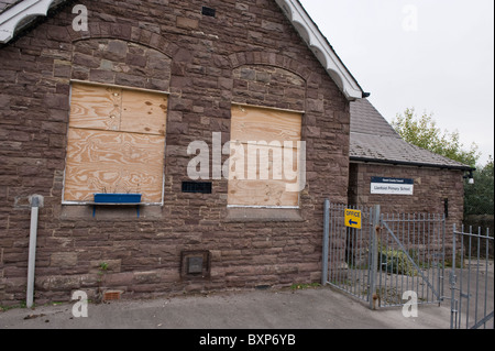 Fermeture de l'école primaire Llanfoist et solidement barricadés près d'Abergavenny Monmouthshire South East Wales UK Banque D'Images