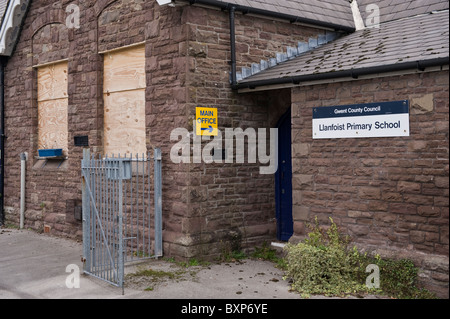 Fermeture de l'école primaire Llanfoist et solidement barricadés windows près de Abergavenny Monmouthshire South East Wales UK Banque D'Images