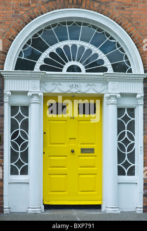 L'architecture géorgienne porte avant et porte dans Merrion Square, le centre-ville de Dublin, Irlande Banque D'Images