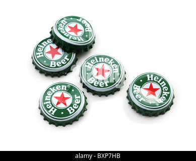 La bière Heineken bouchons sur fond blanc. Banque D'Images