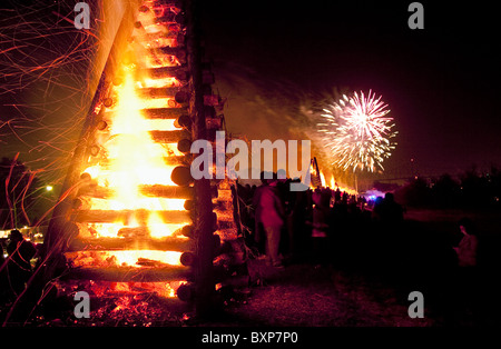 De l'éclairage des feux la veille de Noël sur la digue, dans le Lutcher et Gramercy communes au-dessus de la Nouvelle Orléans. Banque D'Images