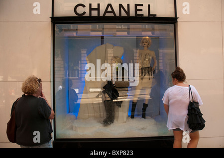 Les femmes en surpoids à la fenêtre à afficher des mannequins minces portant des vêtements Chanel à Sydney Australie Banque D'Images