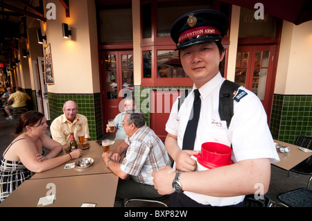 Un membre de l'Armée du Salut chinois de collecter de l'argent dans les pubs de Chinatown à Sydney Australie Banque D'Images