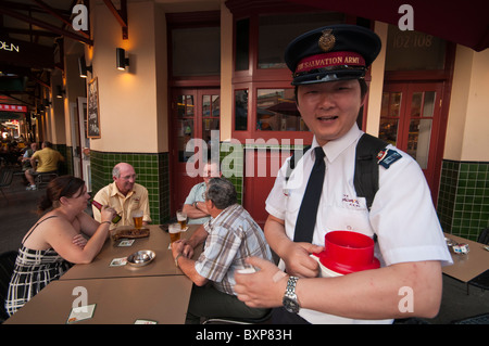 Un membre de l'Armée du Salut chinois de collecter de l'argent dans les pubs de Chinatown à Sydney Australie Banque D'Images