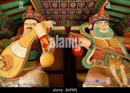 Les gardiens du temple au temple bouddhiste Girimsa, Corée du Sud Banque D'Images