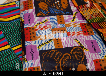 Tissu coloré imprimé avec les mots d'Afro-américains, à côté de l'Afrique à partir de tissus Banque D'Images