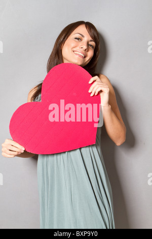 Femme avec coeur rouge Banque D'Images