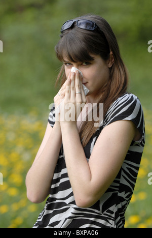 Jeune femme souffrant de fièvre de foin Banque D'Images