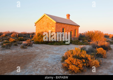 Les conducteurs du moteur au cottage lâche ressorts sur le Vieux Ghan Railway dans le sud de l'Australie outback Banque D'Images