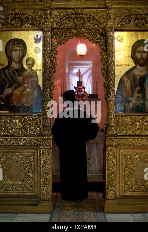 Prêtre au cours de la soirée publique à l'autel, dans l'avant-plan l'iconostase, Heybeliada, Turquie Banque D'Images