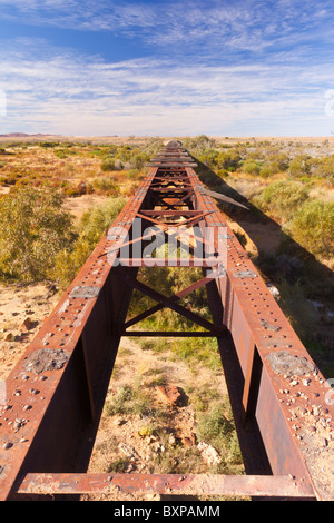 Pont ferroviaire sur Gregory Creek sur le Vieux Ghan Railway dans le sud de l'Australie outback Banque D'Images