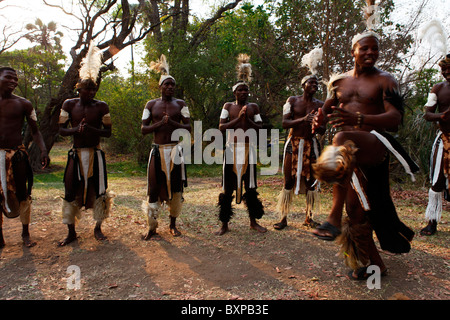 Chanteurs tribaux à danser à Victoria Falls au Zimbabwe. Banque D'Images