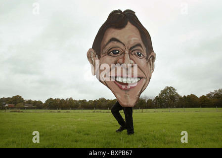 Les dernières touches sont mises à feu Edenbridge Societie's giant effigie de Tony Blair. Photo par James Boardman. Banque D'Images