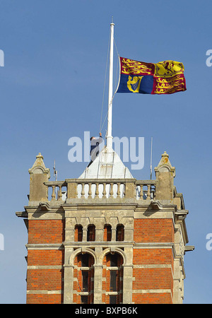 Le Royal Standard du Royaume-Uni est soulevée devant l'arrivée de RRH Elizabeth II. Banque D'Images