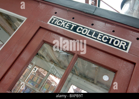 Contrôleur stand à la gare de Moor Street, Birmingham, England, UK Banque D'Images