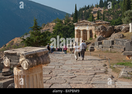 Le site archéologique de Delphes, Grèce, avec le Conseil du Trésor des Athéniens dans la distance Banque D'Images