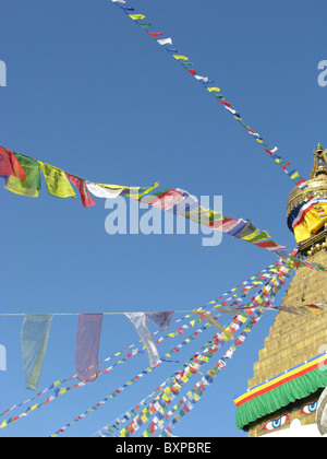 Les drapeaux de prières Bodnath stupa bouddhiste à Katmandou, Népal Banque D'Images